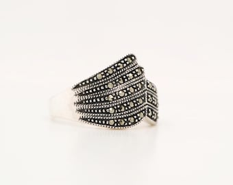 Anillo con bandas de marcasita y plata