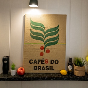 Muurkunst in loftstijl ingelijste jute jutezak met koffieboon en print van Braziliaanse koffie. Keuken- of bardecor voor koffieliefhebber 50/70 cm