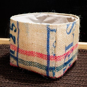Kleiner quadratischer Sisalkorb mit Baumwollfutter Rustikales primitives Design Handgemachter Aufbewahrungsorganisator aus authentischer kolumbianischer Kaffeetüte.