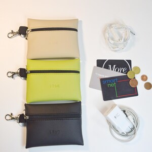 Personalisierter Schlüsselanhänger Beutel Individuelle kleine Geldbörse Minimalistisches Design mit Prägung oder schlicht Verschiedene Farben erhältlich