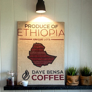 Äthiopischer Kaffeesack Wandkunst | Gerahmte hängende Küche Dekor | Rustikales Geschenk für Kaffeeliebhaber (50 x 70 cm)