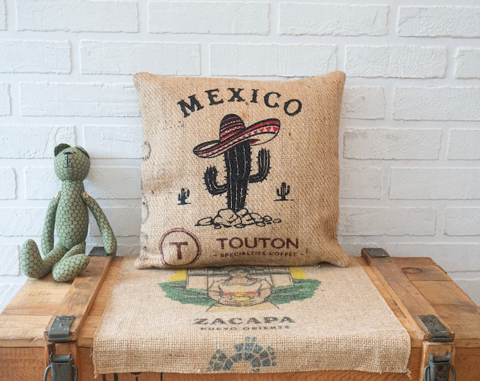Cuscino in iuta biologica con divertente stampa di cactus messicani, realizzato con un'autentica borsa da caffè riutilizzata. Regalo unico per gli amanti del caffè e i viaggiatori