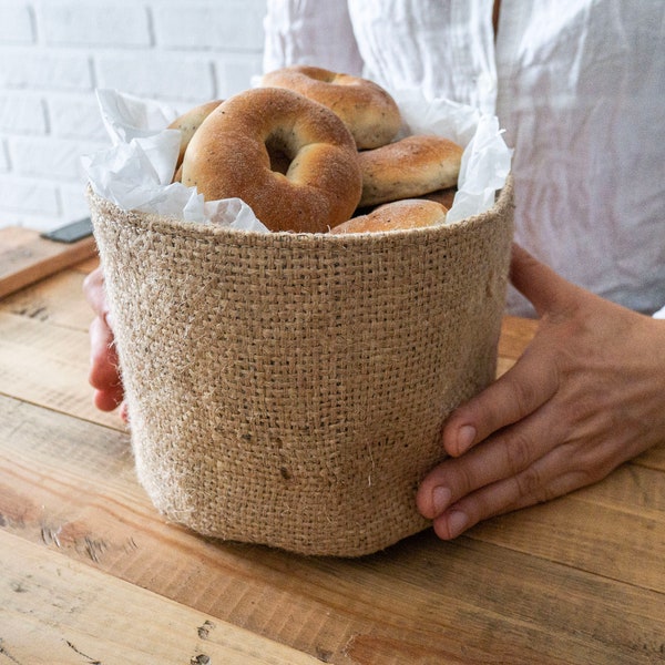 Petite corbeille à pain ronde Organiseurs faits d'un sac à café original. Décoration de table rustique faite de sacs de jute réutilisés Cadeau de pendaison de crémaillère durable