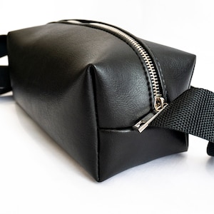 Petit sac à bandoulière unisexe Mini sac banane en cuir écologique avec bandoulière réglable Sac à bandoulière de créateur carré noir de style minimaliste