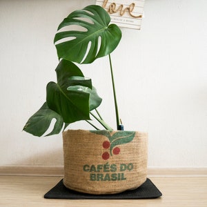 Geüpcycled jute bloempotdeksel: rustieke koffiezakjesplanter