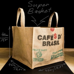 Pode incluir: Uma grande bolsa de lona marrom com as palavras "CAFÉS DO BRASIL" impressas na frente. A bolsa mede 40 cm de altura e 45 cm de largura. É uma ótima opção para carregar mantimentos ou outros itens.