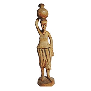 Afrikaanse vrouwen. Een houten beeldje, sculptuur uit Afrika, een Afrikaans beeldje, zwaar exotisch hout