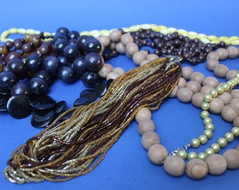Een set van acht strengen kralen uit de jaren 70. Koorden van plastic en houten kralen met een unieke vintage stijl. Geweldige deal! GRATIS VERZENDING