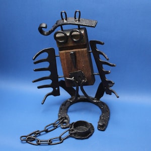Eule, recycelte Skulptur. Hergestellt aus einem alten Fassbrett und Altmetall, Hufnägeln, einem Hufeisen, einer Harke, einer Kette und einigen anderen Metallen
