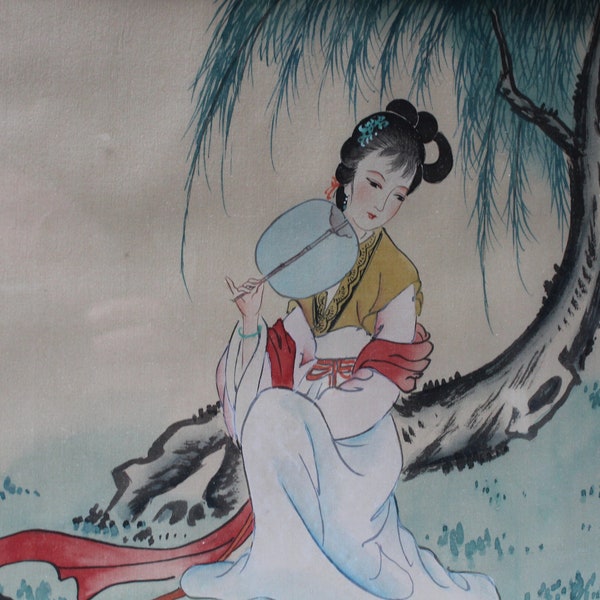 Aquarelle japonaise, peinte à la main sur soie, signée. Geisha avec un ventilateur se repose sous un saule