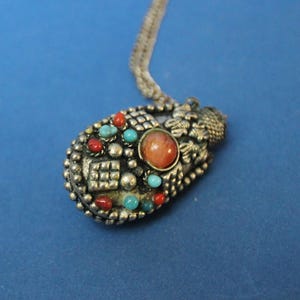 Pendentif, flacon de parfum en métal avec pierres, artisanat bulgare, trois chaînes interchangeables, pendentif et boîte à outils de parfum