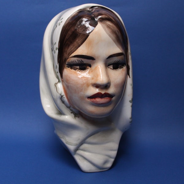 Marwal, buste van een vrouw in make-up in jaren 60-stijl. Prachtig keramieken hoofd, met de hand beschilderd. Sculptuur Mooie vrouw met hoofddoek.