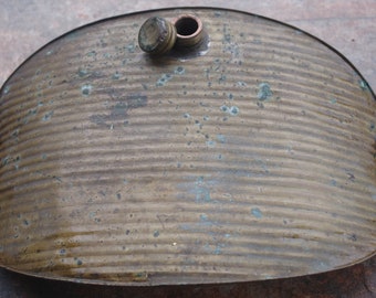 warmwaterkruik, metalen tank voor warm water, oude medicijnen, medisch monument