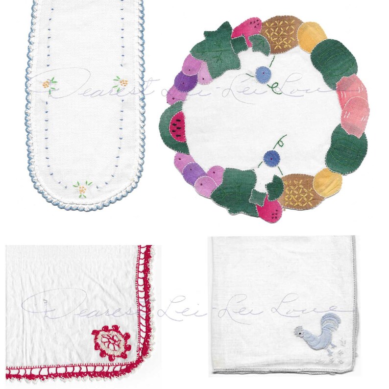 Puede incluir: Cuatro cuadrados de tela blanca bordados. Un cuadrado tiene un borde azul y blanco y un dise&ntilde;o floral. Otro cuadrado tiene un dise&ntilde;o de corona de flores verde y multicolor. El tercer cuadrado tiene un borde de ganchillo rojo y un dise&ntilde;o floral rojo. El cuarto cuadrado tiene un dise&ntilde;o de gallo azul y blanco.