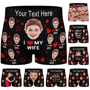 Puede incluir: Calzoncillos bóxer negros con foto y texto personalizados. Los calzoncillos presentan un patrón repetido de caras, corazones y el texto "I ❤️ MY WIFE". La cintura dice "Your Text Here."
