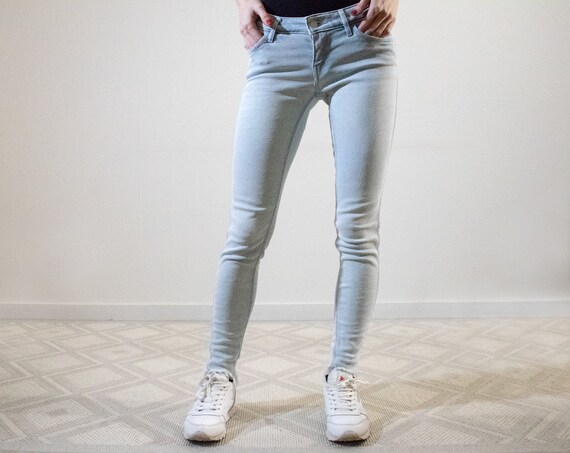 90s style women's jeans