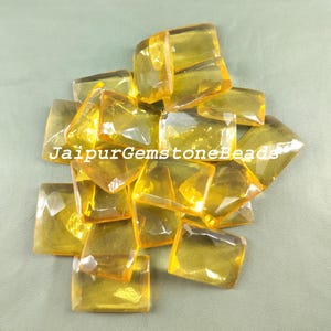 Puede incluir: Un montón de 15 cuentas de piedra preciosa rectangulares de color amarillo facetadas. Las cuentas son translúcidas y tienen un ligero tono ámbar.