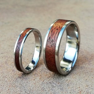 Mahagoni Holz Ring Set, Edelstahl Ringe mit Sapelli Mahagoni Holz Inlays, für Sie und Ihn, Paare Set, Herren Holz Band, Damen Ring