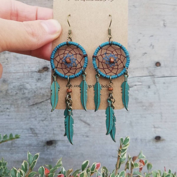 Miniatur Dreamcatcher Ohrringe, kleine geknotete Traumfänger Schmuck, Native Schmuck, Native American Schmuck, echte Holzperlen