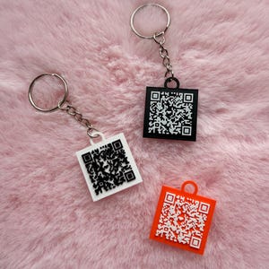 Personalised QR Code Keyring – 3cm - 3D Printed - Scan to Connect Instantly