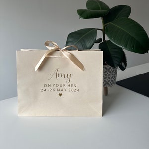 Personnalisé - NOM le jour de votre poule DATE - Sac cadeau en ruban avec cordelette - Crème, noir, blanc, kraft