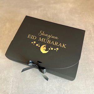 Caja de regalo de cartón con lazo de cinta personalizada, con nombre, para Eid Mubarak, Ramadán Mubarak, Feliz Eid, luna y estrellas, color negro y blanco
