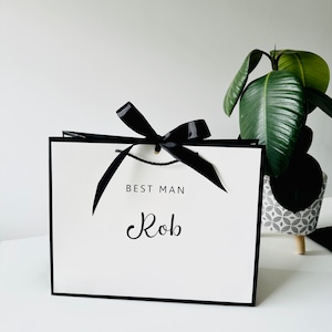 Personalizzato - Sacchetti regalo con nastro - Bianco con finiture nere e nastro - Damigella d'onore del matrimonio, damigella d'onore, nome dello sposo della madre della sposa