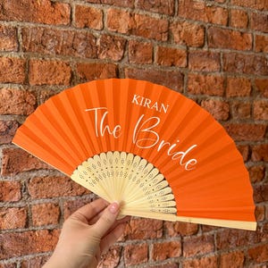 TÍTULO Y NOMBRE Abanico plegable de papel hecho a mano - Negro, blanco, rosa, naranja y lila - Personalizado con vinilo - Fiesta, vacaciones, boda, negocios, despedida de soltera