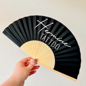 Abanico de mano con logotipo de empresa - Abanico plegable de papel - Negro, blanco, rosa, naranja, lila - Personalizado con vinilo - Negocios, eventos, personalizado
