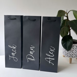 NERO - Personalizzato - Bottiglia di vino Kraft Borsa regalo Manici in corda - Nome del matrimonio Compleanno Addio al nubilato - Testimone dello sposo damigella d'onore presente