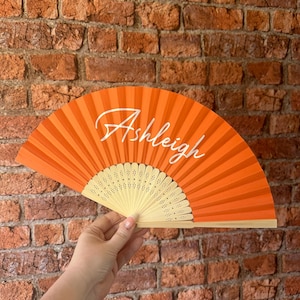 Abanico plegable de papel con nombre (negro, blanco, rosa, naranja y lila). Personalizable con vinilo. Ideal para fiestas, bodas, negocios y despedidas de soltera.