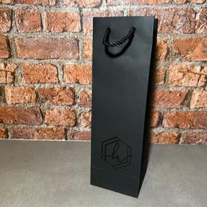 IL TUO LOGO - Personalizzato - Borsa regalo per bottiglia di vino in carta Kraft NERA con manici in corda - Logo aziendale, personalizzato, negozio, evento, azienda