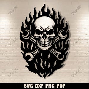 Może przedstawiać: Czarno-biała grafika czaszki ze skrzyżowanymi kluczami, otoczona płomieniami. Tekst "SVG DXF PNG PDF" znajduje się na dole. Idealna do dekoracji ściennych lub projektów rzemieślniczych.