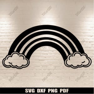 Può includere: Silhouette in bianco e nero di un arcobaleno con nuvole su entrambi i lati. L'arcobaleno è arcuato e ha tre strati. Le nuvole sono semplici e arrotondate.