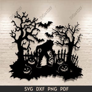 Puede incluir: Silueta negra de un hombre lobo de pie frente a una valla con dos árboles y murciélagos volando por encima. Hay calabazas talladas en el suelo.