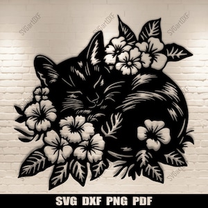 Könnte beinhalten: Schwarze Silhouette einer Katze, die in einem Bett aus weißen Blumen schläft. Die Katze ist zu einer Kugel zusammengerollt, mit dem Kopf auf den Pfoten ruhend. Die Blumen sind in voller Blüte und haben zarte Blütenblätter.