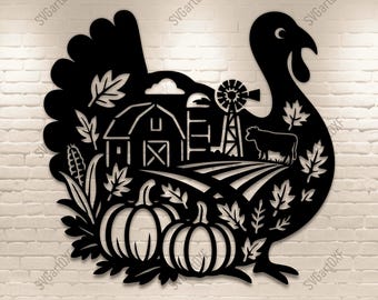 Op de afbeelding: Zwarte metalen kalkoensilhouet met een uitgesneden ontwerp van een boerderijscène. Het ontwerp omvat een schuur, windmolen, koe, pompoenen, maïs en herfstbladeren. De tekst "SVG DXF PNG PDF" staat onderaan.