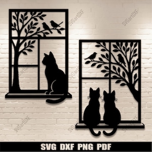 Peut inclure: Deux silhouettes de chats noirs dans des cadres de fenêtre avec des motifs d'arbres et d'oiseaux. Le texte "SVG DXF PNG PDF" est en bas. Les chats sont assis sur des rebords de fenêtre, un chat seul et deux chats ensemble.
