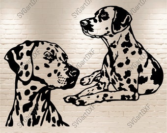 Puede incluir: Gráfico en blanco y negro de dos perros dálmatas. Uno está acostado y el otro de pie. Los perros tienen manchas negras sobre un fondo blanco. La imagen incluye el texto "SVG DXF PNG PDF".