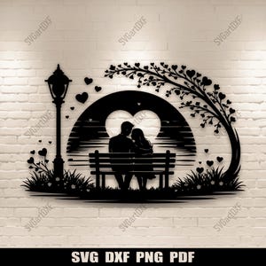 Può includere: Silhouette nera raffigurante una coppia su una panchina sotto un albero, con un lampione e cuori. Lo sfondo presenta una forma a cuore e il testo "SVG DXF PNG PDF".