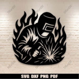 Puede incluir: Recorte de metal negro de un soldador en acción, rodeado de llamas y chispas. El soldador lleva un casco y sostiene una antorcha de soldadura. La imagen incluye el texto "SVG DXF PNG PDF" en la parte inferior.