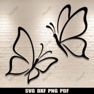 Könnte beinhalten: Zwei schwarze Schmetterlingsumrisse vor einem weißen Backsteinmauer-Hintergrund. Die Schmetterlinge sind mit geschwungenen Linien stilisiert, und das Bild enthält den Text "SVG DXF PNG PDF" am unteren Rand.