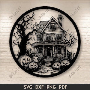 Può includere: Illustrazione in bianco e nero di una casa infestata da fantasmi con un grande albero e zucche di fronte. La casa ha un portico e una porta d'ingresso. L'immagine è in un cerchio.