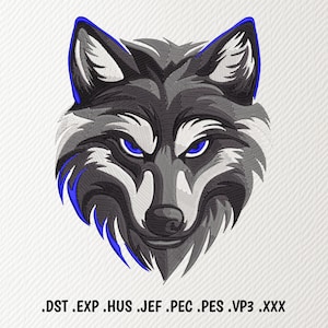 Pode incluir: Uma cabeça de lobo cinza com olhos azuis, delineados em azul, é mostrada contra um fundo branco. A boca do lobo está fechada e seus olhos estão olhando diretamente para o espectador.