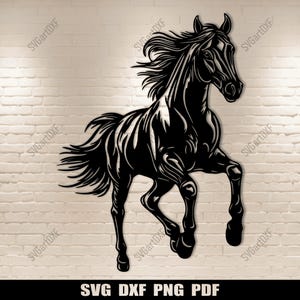 Puede incluir: Silueta negra de un caballo corriendo con su crin al viento. El caballo está representado de forma estilizada y artística, adecuado para su uso como elemento de diseño o pieza decorativa.