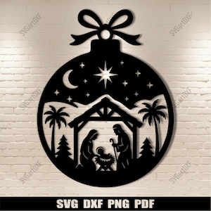 Può includere: Silhouette nera di un ornamento natalizio con una scena della Natività con Maria, Giuseppe e Gesù bambino sotto un cielo stellato. L'ornamento include un fiocco nella parte superiore e il testo "SVG DXF PNG PDF" in basso.