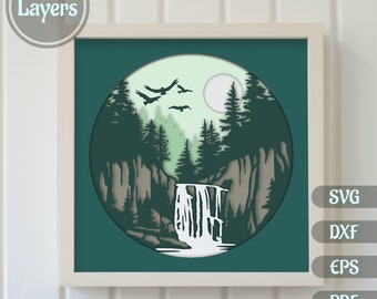 Puede incluir: Un diseño de papel recortado en capas que representa una cascada en un bosque con luna llena en el cielo. El diseño está en un círculo y tiene un fondo verde.