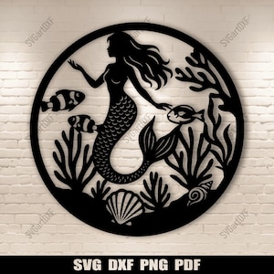 Peut inclure: Silhouette noire d'une sirène dans un cadre circulaire, entourée de poissons, de coraux et d'un coquillage. La sirène a de longs cheveux flottants et une queue écailleuse. Le texte "SVG DXF PNG PDF" est en bas.