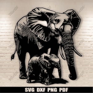 Może przedstawiać: Czarno-biała sylwetka dorosłego słonia i małego słonia stojących obok siebie. Dorosły słoń ma uniesiony trąbę i rozłożone uszy. Mały słoń patrzy na dorosłego słonia.