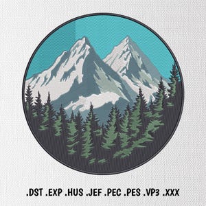 以下が含まれることがあります： 円形のフレーム内に山の風景が刺繍されたパッチ。デザインには、雪をかぶった山頂、常緑樹、ターコイズブルーの空が含まれています。パッチは濃い灰色の輪郭で縁取られています。パッチの下部には次のテキストがあります：.DST .EXP .HUS .JEF .PEC .PES .VP3 .XXX